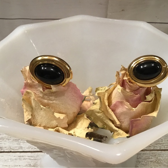 CLEARANCE Vintage Monet Clip On Earrings - Picture 1 of 5